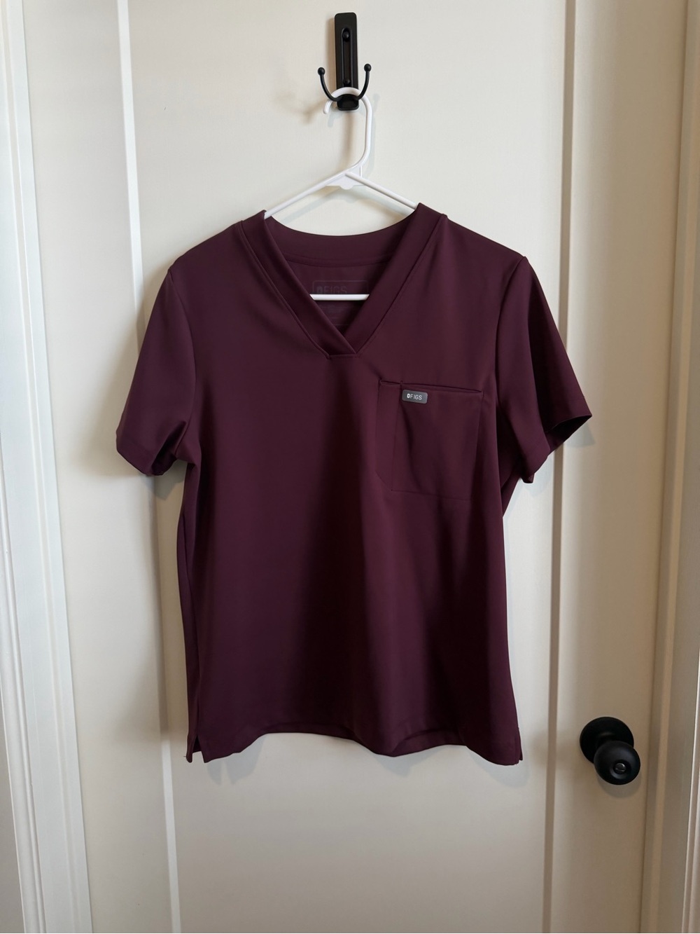 FIGS Burgundy Sona FORMx Slim V-Neck Scrub Top Large L